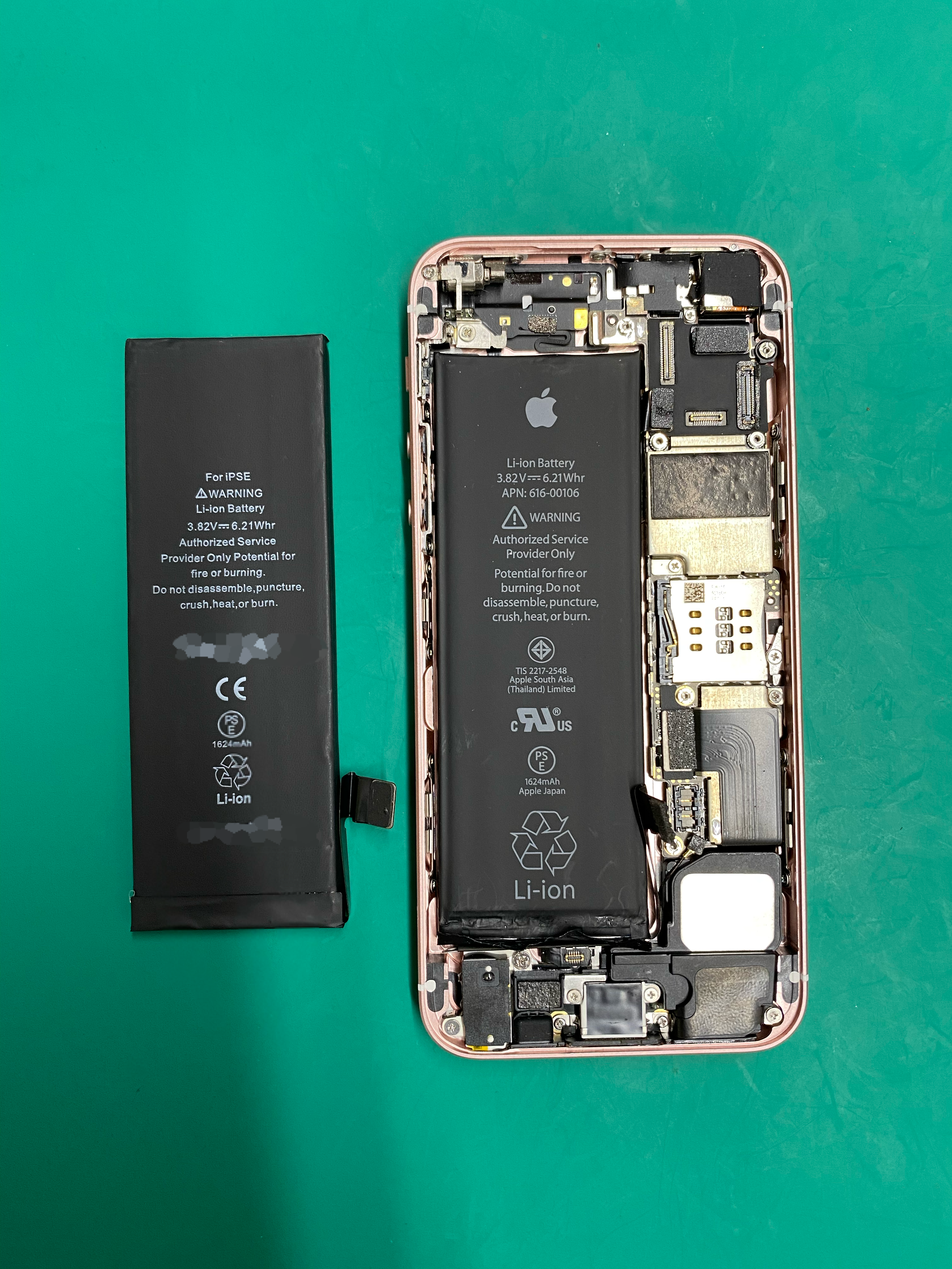 松本市でiPhone修理｜iPhoneSEのバッテリー交換作業