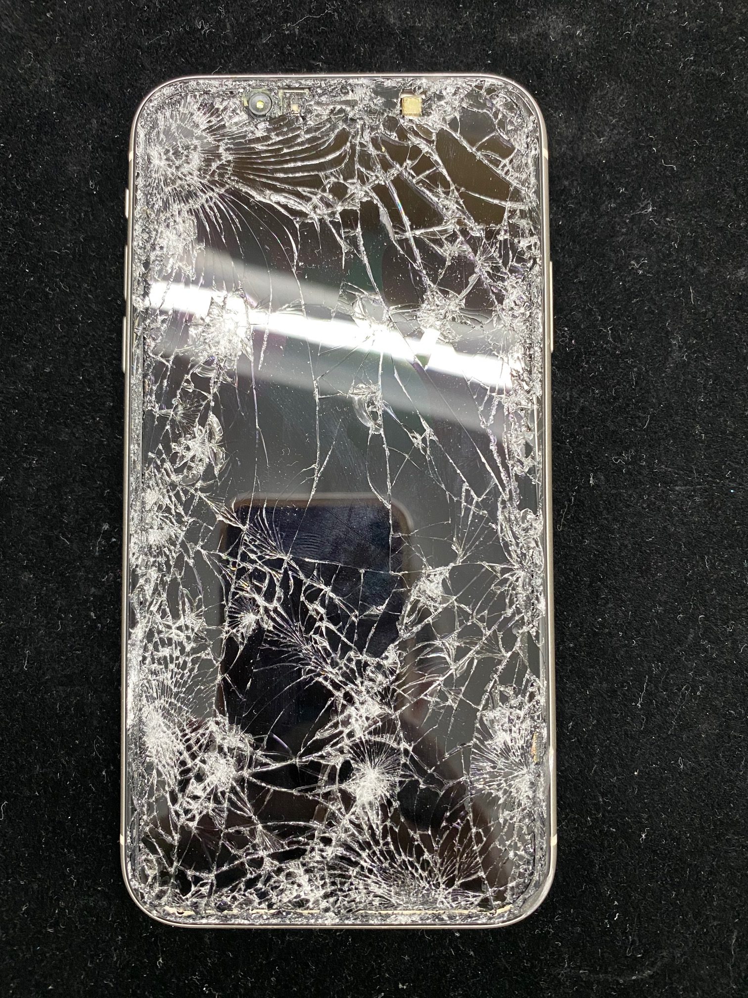 松本市でiPhone修理｜車に引かれたiPhone11の画面割れ修理