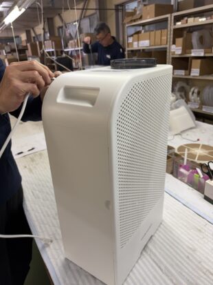 修理センターでの除湿乾燥機の修理業務